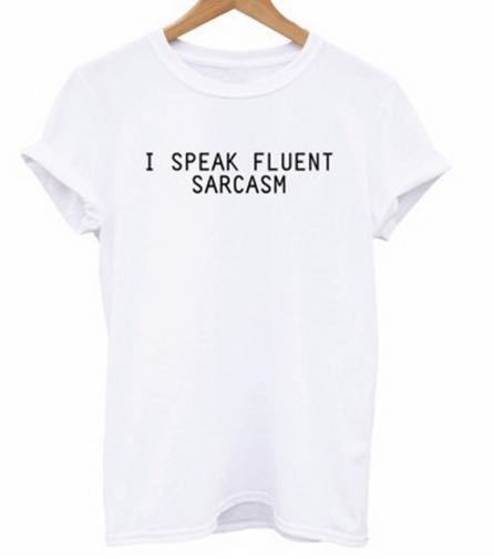 Kvinnors t-shirt med en rolig slogan och bekväm passform Mirla-Eva Jonsson