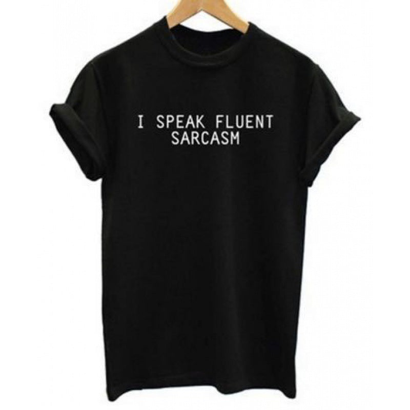 Kvinnors t-shirt med en rolig slogan och bekväm passform Mirla-Eva Jonsson