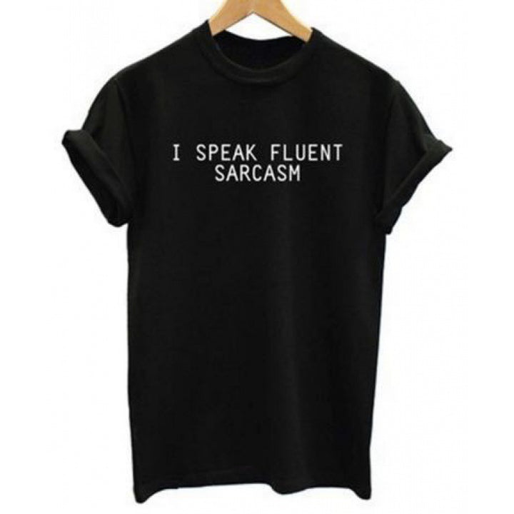 Kvinnors t-shirt med en rolig slogan och bekväm passform Mirla-Eva Jonsson