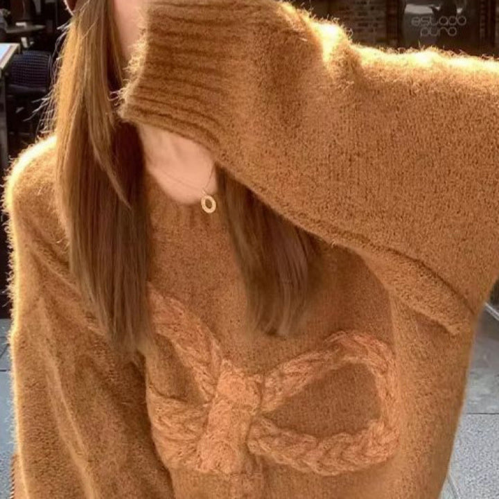 Kvinnors tjocka stickade tröja med dekorativ kabeldesign Mirla-Eva Jonsson