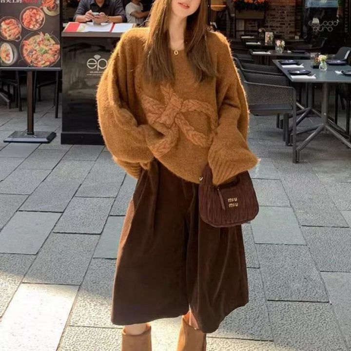 Kvinnors tjocka stickade tröja med dekorativ kabeldesign Mirla-Eva Jonsson