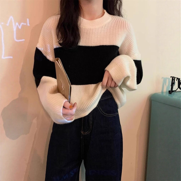 Kvinnors tjocka stickade tröja med modern färgblockdesign Mirla-Eva Jonsson