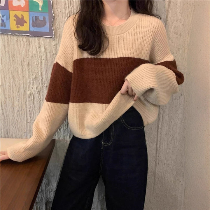 Kvinnors tjocka stickade tröja med modern färgblockdesign Mirla-Eva Jonsson