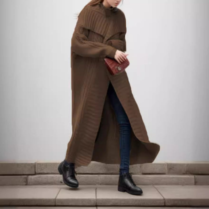 Kvinnors tjockstickad kapp med vida ärmar och modern design Mirla-Eva Jonsson