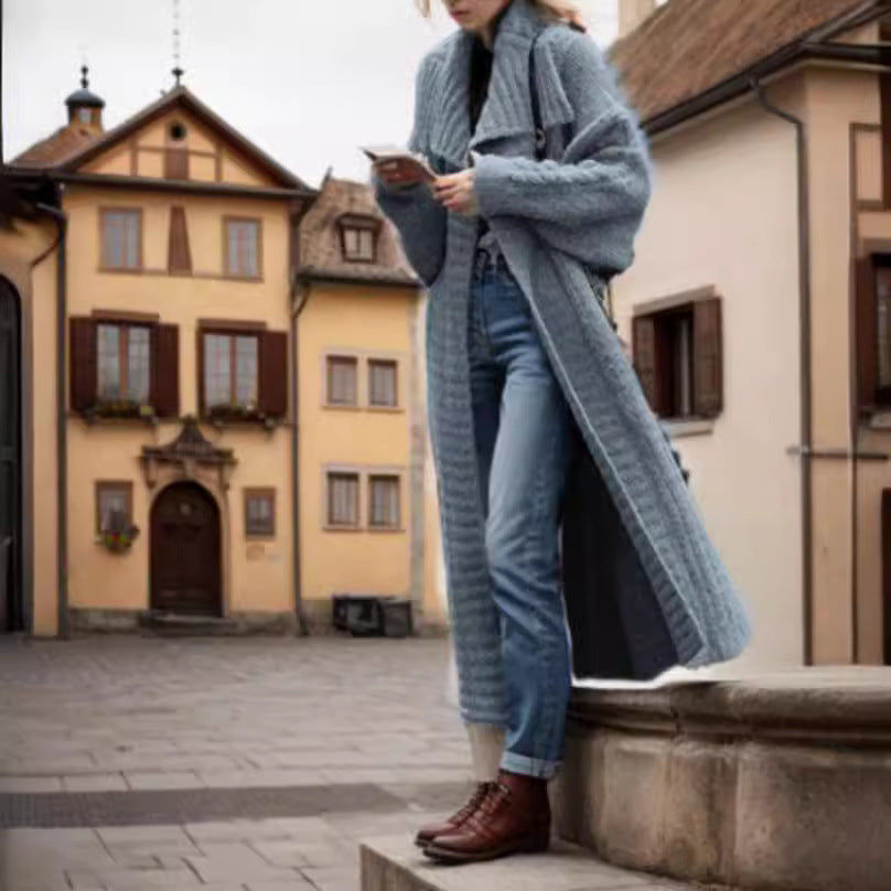 Kvinnors tjockstickad kapp med vida ärmar och modern design Mirla-Eva Jonsson
