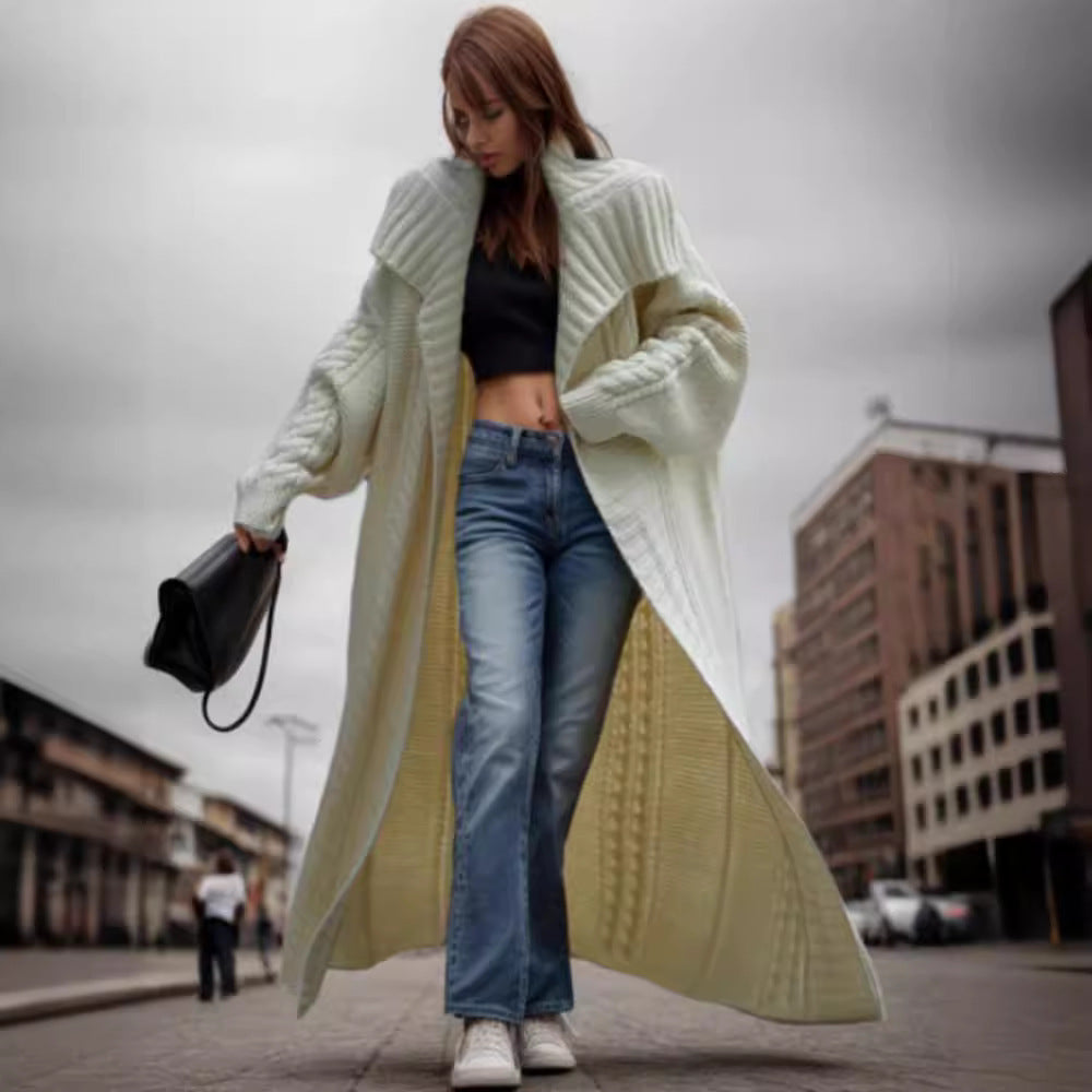 Kvinnors tjockstickad kapp med vida ärmar och modern design Mirla-Eva Jonsson