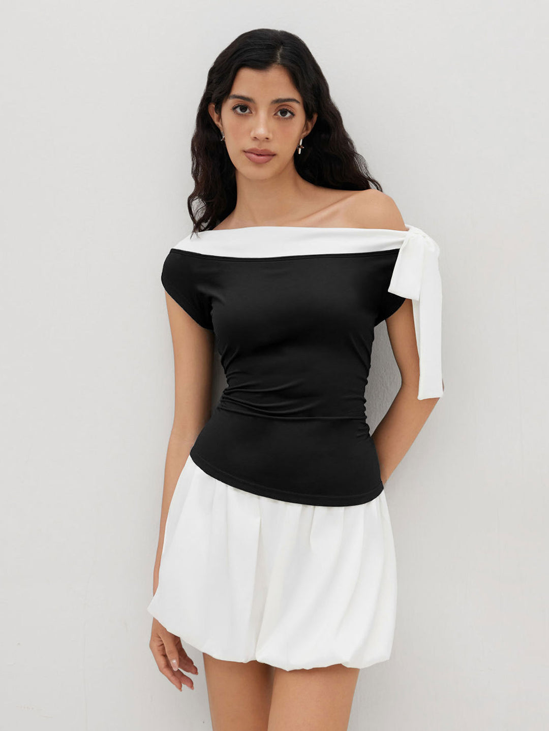 Kvinnors topp med off-shoulder design och lekfull knytning stängning Mirla-Eva Jonsson