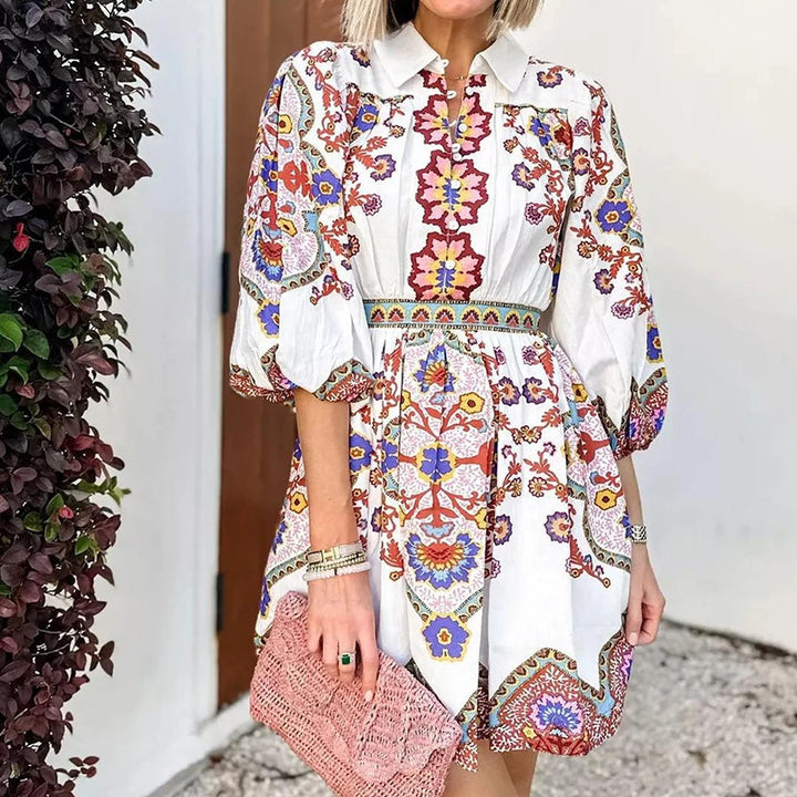 Kvinnors traditionella blusklänning med blommotiv och rynkade ärmar Mirla-Eva Jonsson