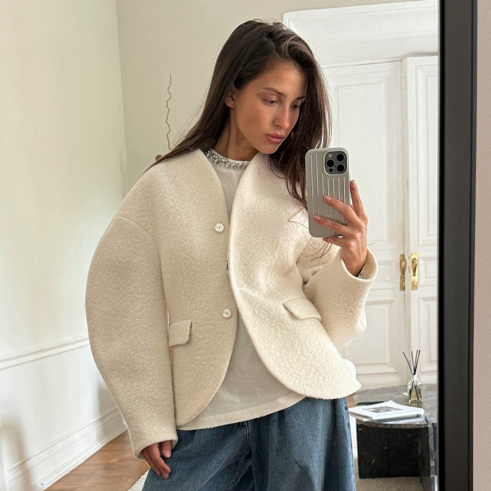 Kvinnors trendig bouclejacka med sänkta axlar och knappstängning Mirla-Eva Jonsson