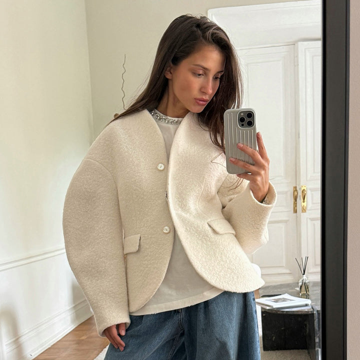 Kvinnors trendig bouclejacka med sänkta axlar och knappstängning Mirla-Eva Jonsson