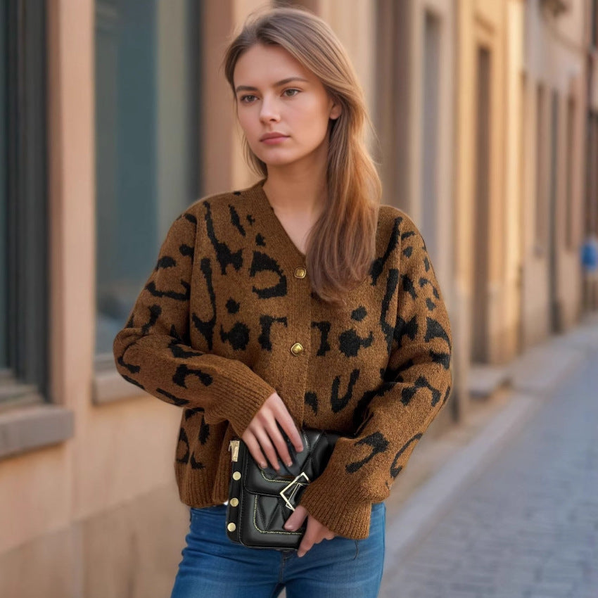 Kvinnors trendiga cardigan med djurtryck och guldknappar Mirla-Eva Jonsson
