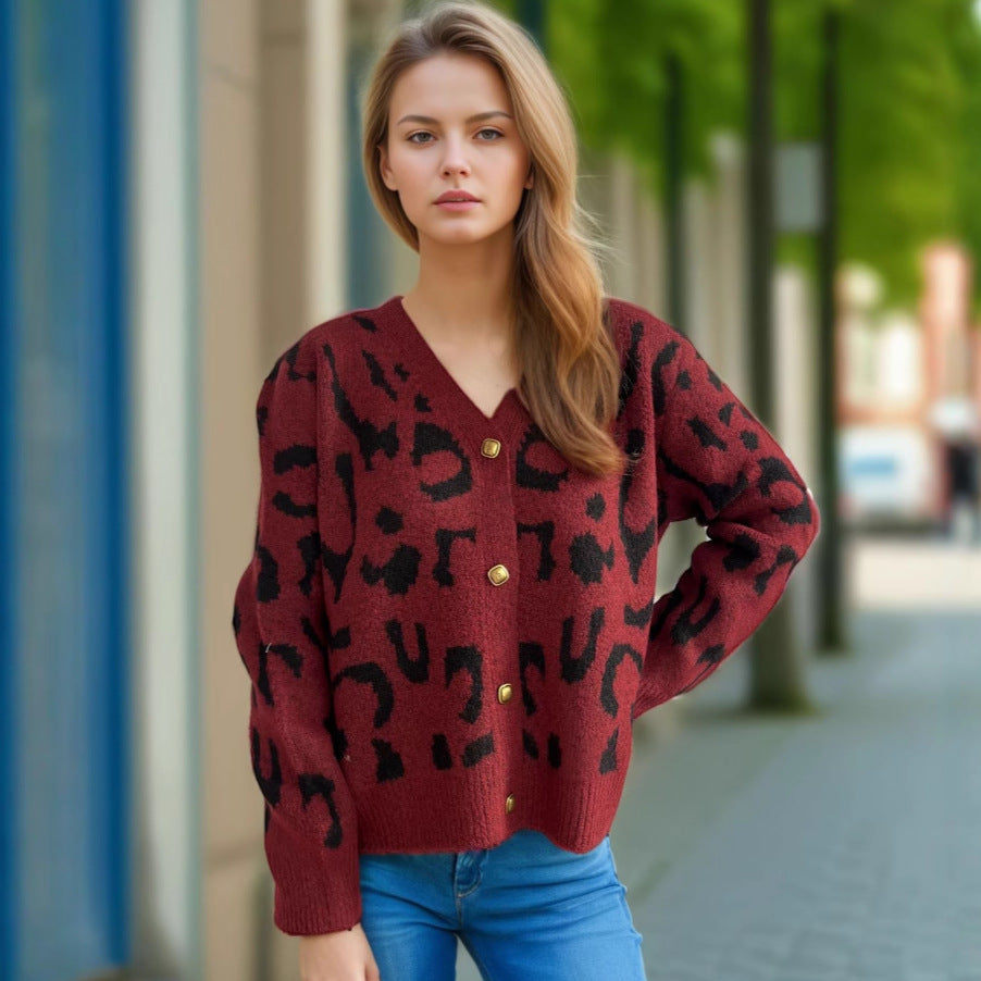 Kvinnors trendiga cardigan med djurtryck och guldknappar Mirla-Eva Jonsson