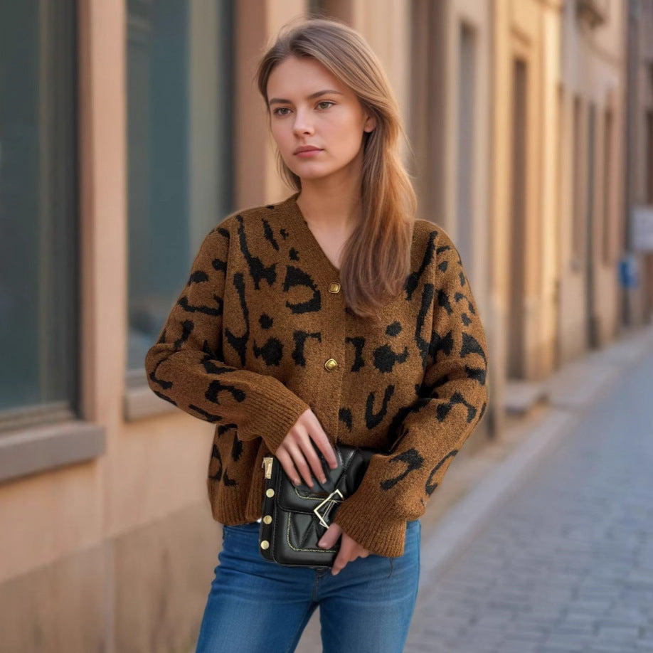 Kvinnors trendiga cardigan med djurtryck och guldknappar Mirla-Eva Jonsson