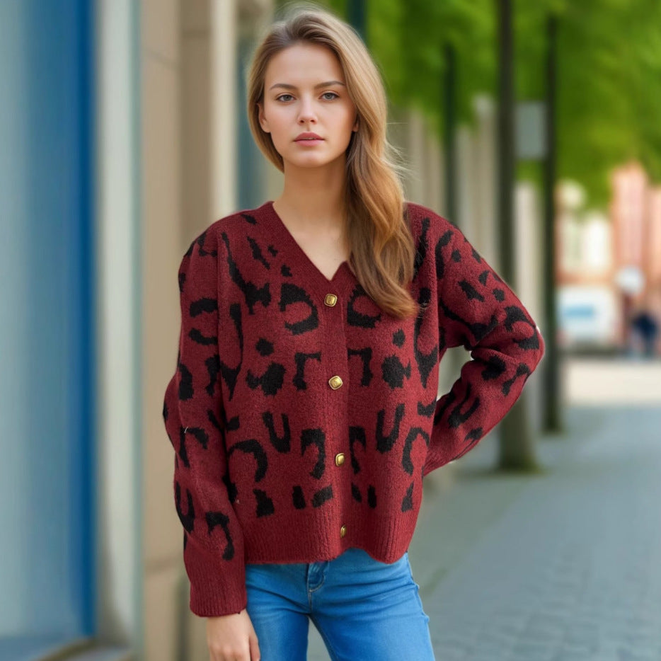 Kvinnors trendiga cardigan med djurtryck och guldknappar Mirla-Eva Jonsson