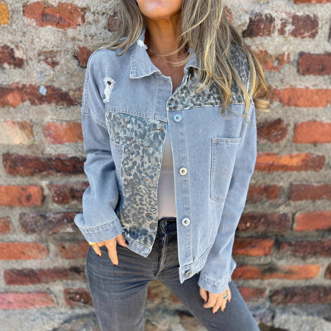 Kvinnors trendiga denimjacka med djurprint och nötta design Mirla-Eva Jonsson