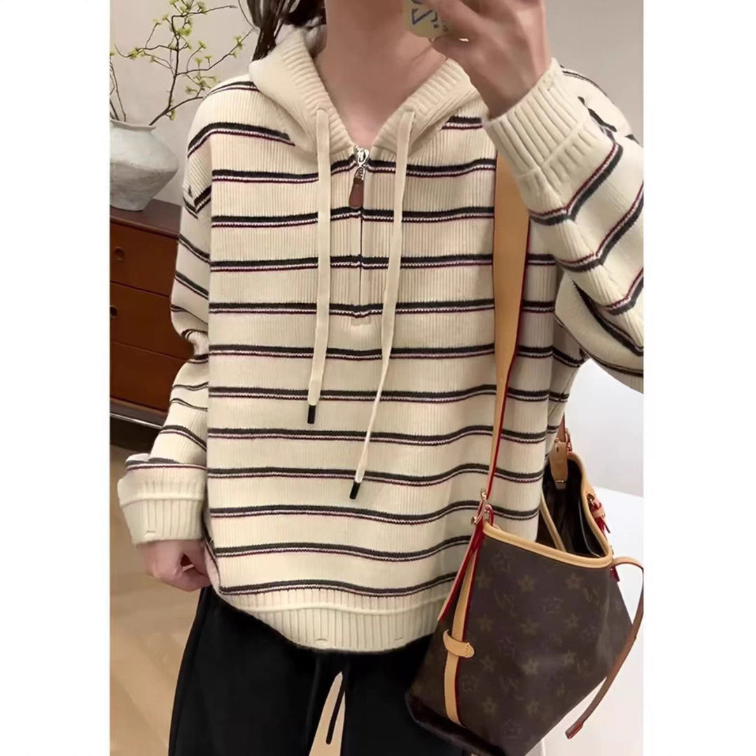Kvinnors trendiga hoodie tröja med texturerat randigt mönster Mirla-Eva Jonsson