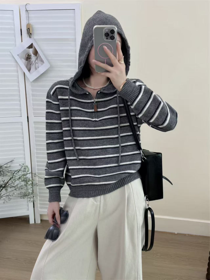 Kvinnors trendiga hoodie tröja med texturerat randigt mönster Mirla-Eva Jonsson