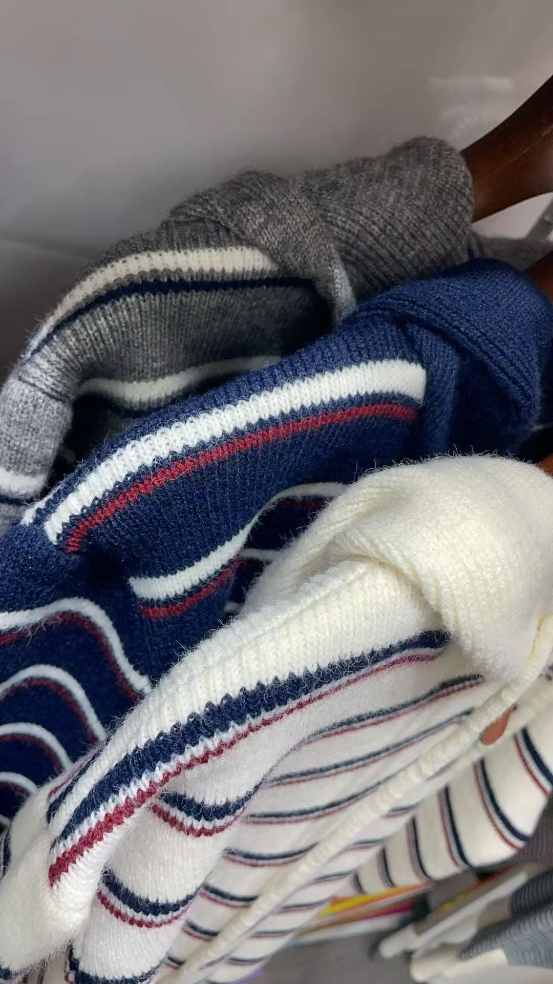 Kvinnors trendiga hoodie tröja med texturerat randigt mönster Mirla-Eva Jonsson