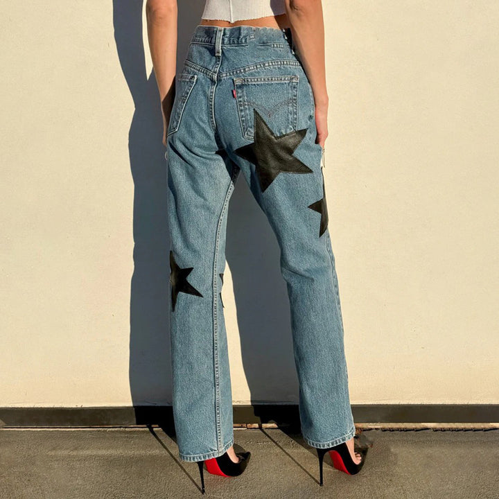 Kvinnors trendiga jeans med iögonfallande stjärnapplikationer Mirla-Eva Jonsson