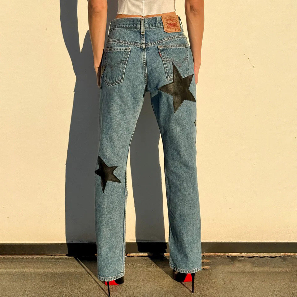 Kvinnors trendiga jeans med iögonfallande stjärnapplikationer Mirla-Eva Jonsson