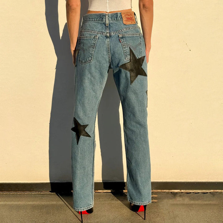 Kvinnors trendiga jeans med iögonfallande stjärnapplikationer Mirla-Eva Jonsson