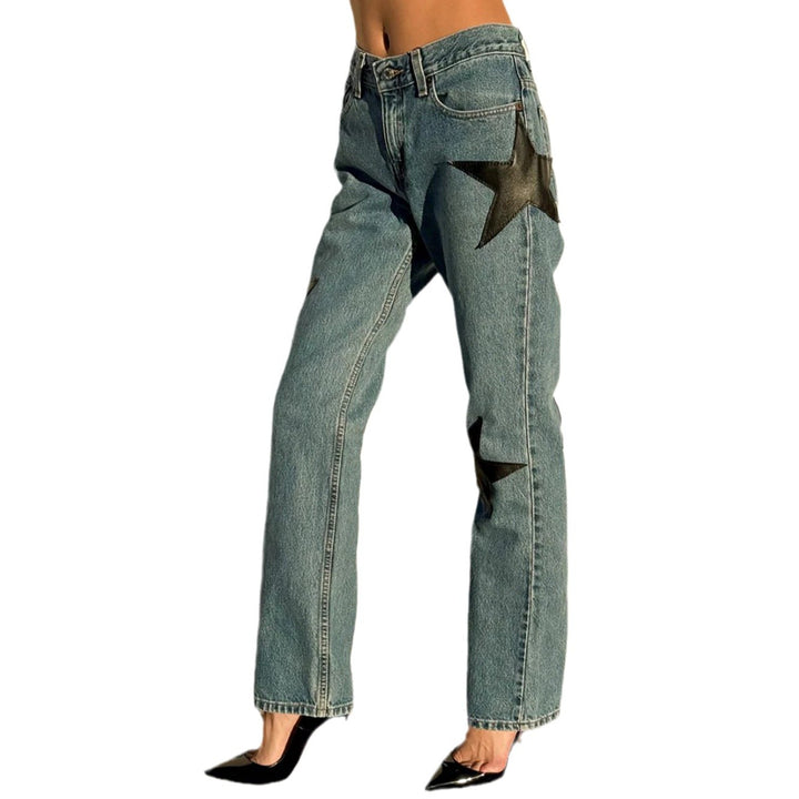 Kvinnors trendiga jeans med iögonfallande stjärnapplikationer Mirla-Eva Jonsson