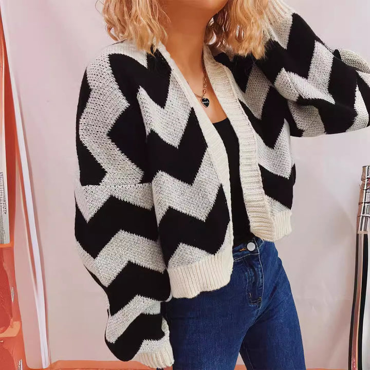 Kvinnors trendiga kofta med zigzag-mönster och breda ärmar Mirla-Eva Jonsson