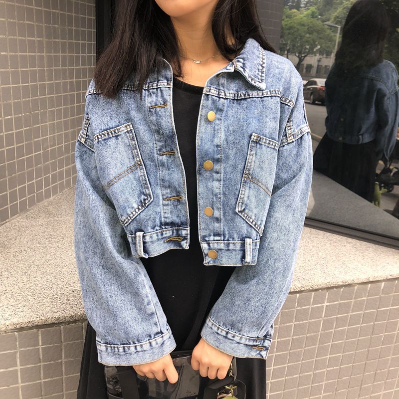 Kvinnors trendiga korta denimjacka med praktiska fickor Mirla-Eva Jonsson