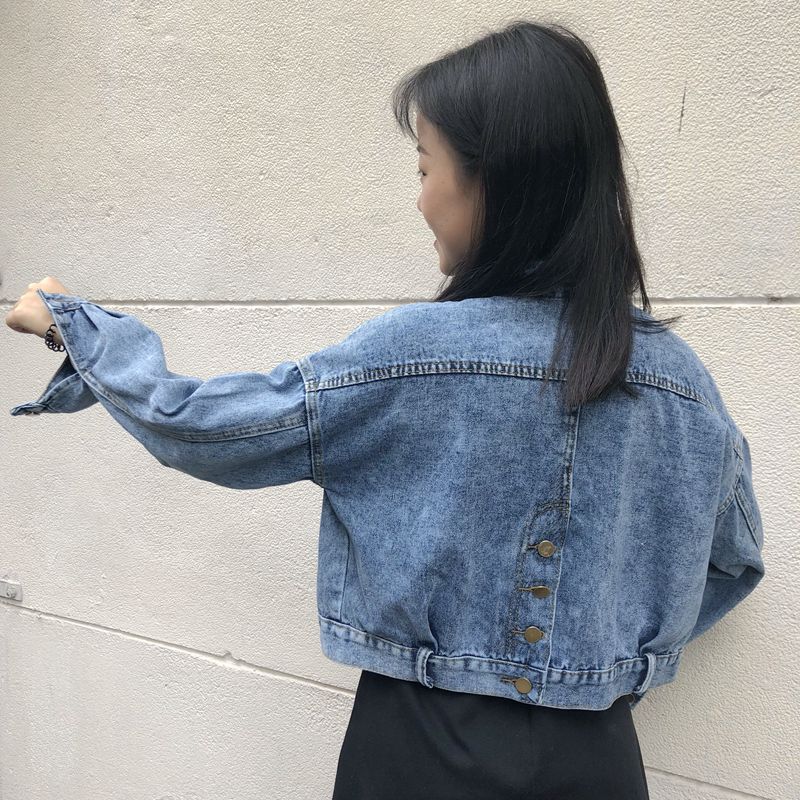 Kvinnors trendiga korta denimjacka med praktiska fickor Mirla-Eva Jonsson
