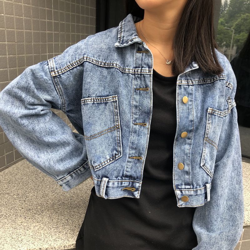 Kvinnors trendiga korta denimjacka med praktiska fickor Mirla-Eva Jonsson