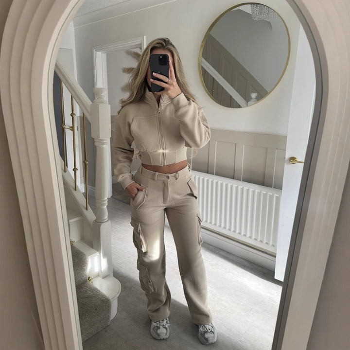 Kvinnors trendiga korta fritidsset med funktionell dragkedja och praktiska fickor-Eva Jonsson