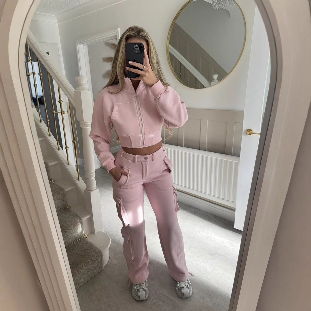 Kvinnors trendiga korta fritidsset med funktionell dragkedja och praktiska fickor-Eva Jonsson