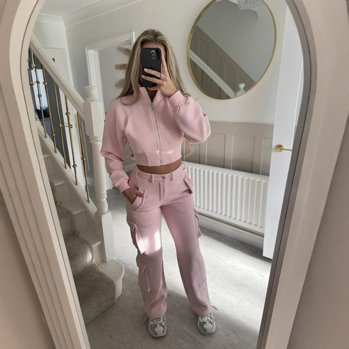 Kvinnors trendiga korta fritidsset med funktionell dragkedja och praktiska fickor-Eva Jonsson