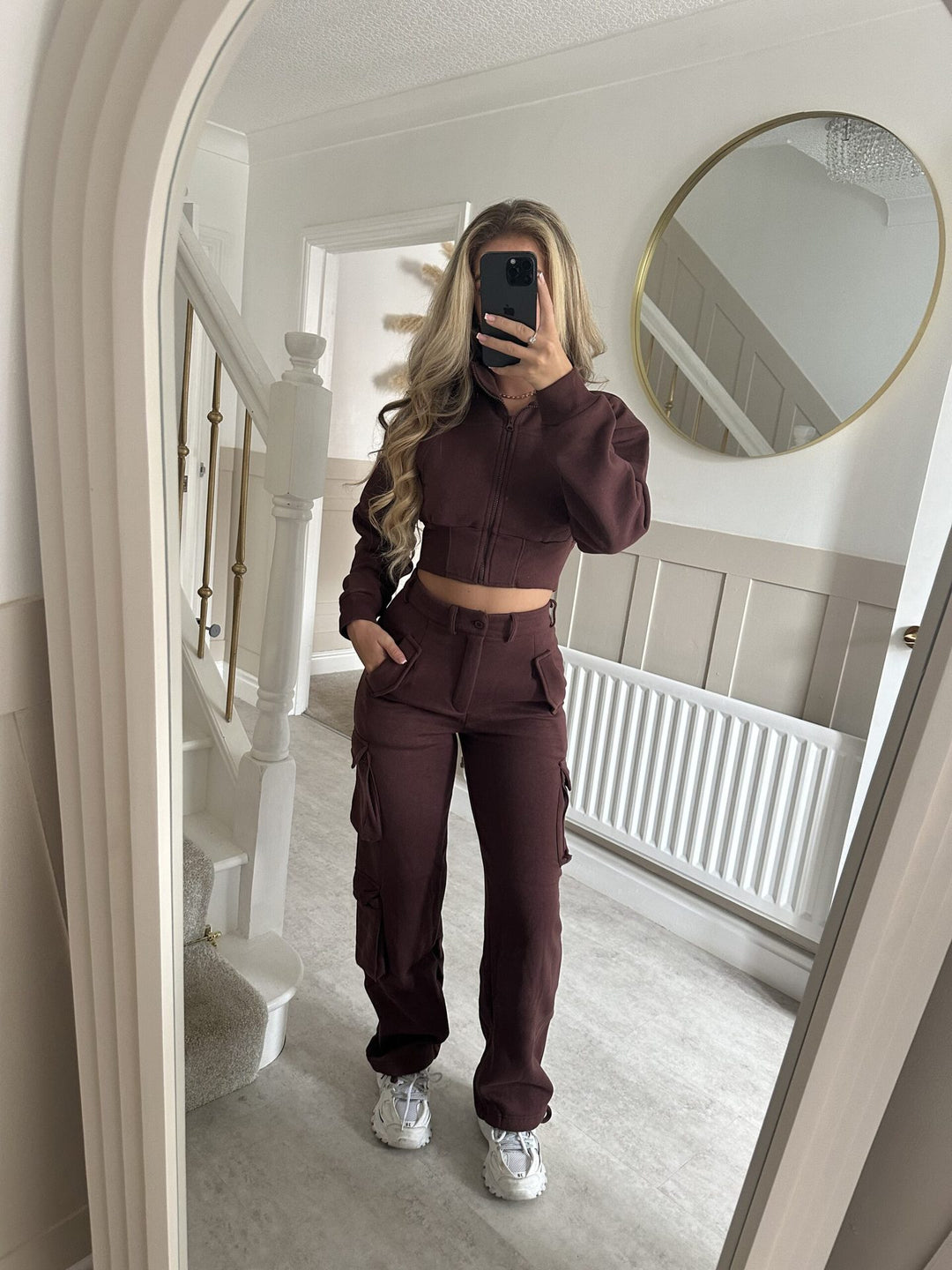 Kvinnors trendiga korta fritidsset med funktionell dragkedja och praktiska fickor-Eva Jonsson