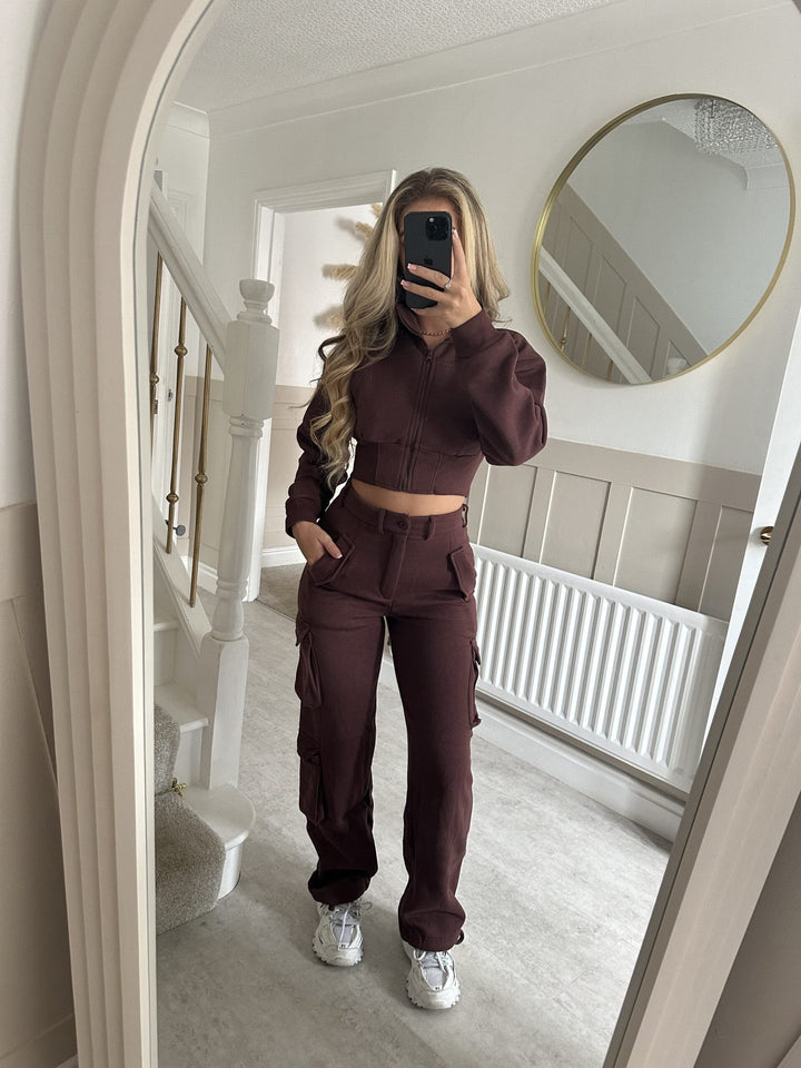 Kvinnors trendiga korta fritidsset med funktionell dragkedja och praktiska fickor-Eva Jonsson