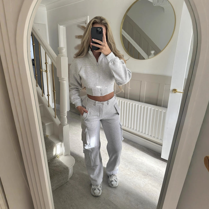 Kvinnors trendiga korta fritidsset med funktionell dragkedja och praktiska fickor-Eva Jonsson