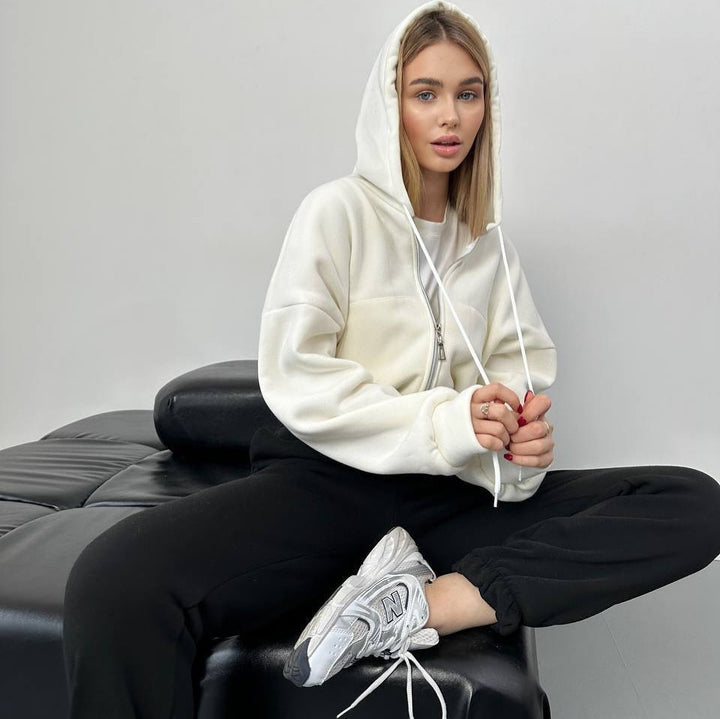 Kvinnors trendiga korta hoodie med full dragkedja och oversized passform Mirla-Eva Jonsson