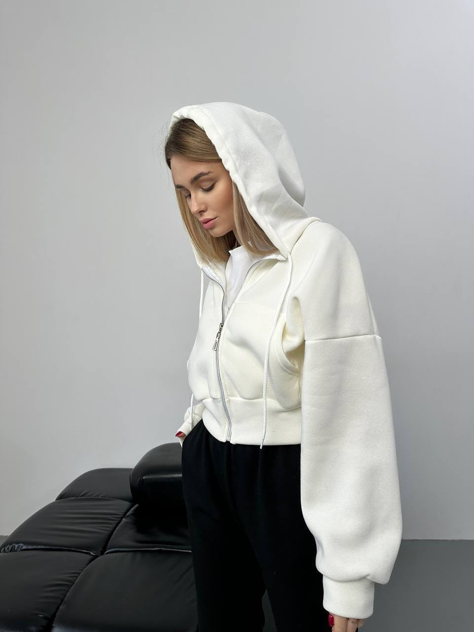 Kvinnors trendiga korta hoodie med full dragkedja och oversized passform Mirla-Eva Jonsson