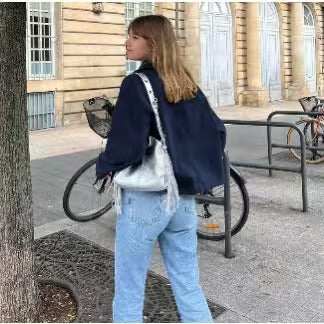 Kvinnors trendiga korta jacka i avslappnad skärning med dubbel knäppning Mirla-Eva Jonsson