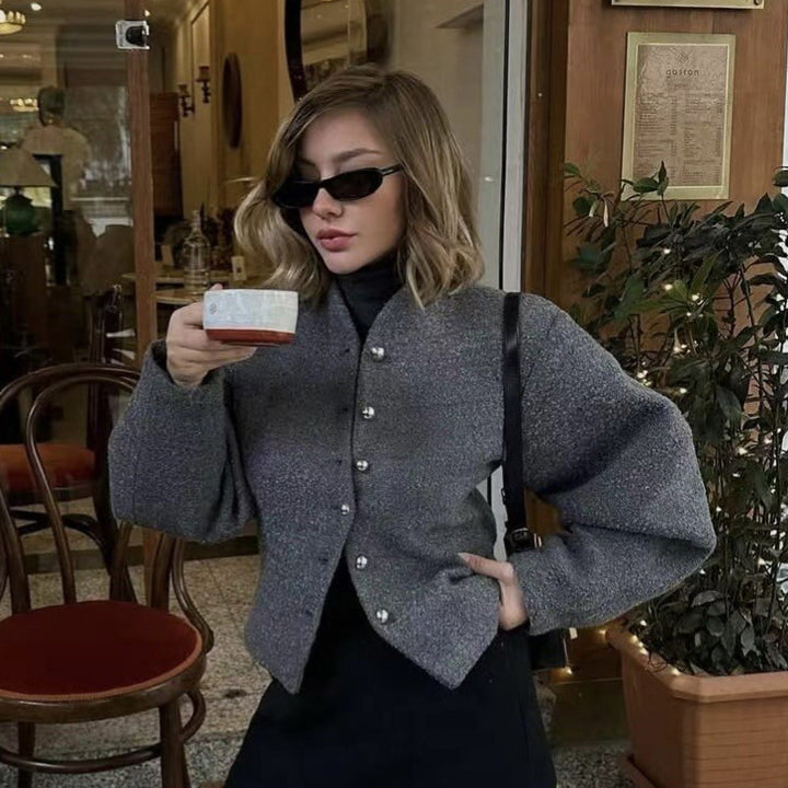 Kvinnors trendiga korta jacka med elegant knappstängning Mirla-Eva Jonsson