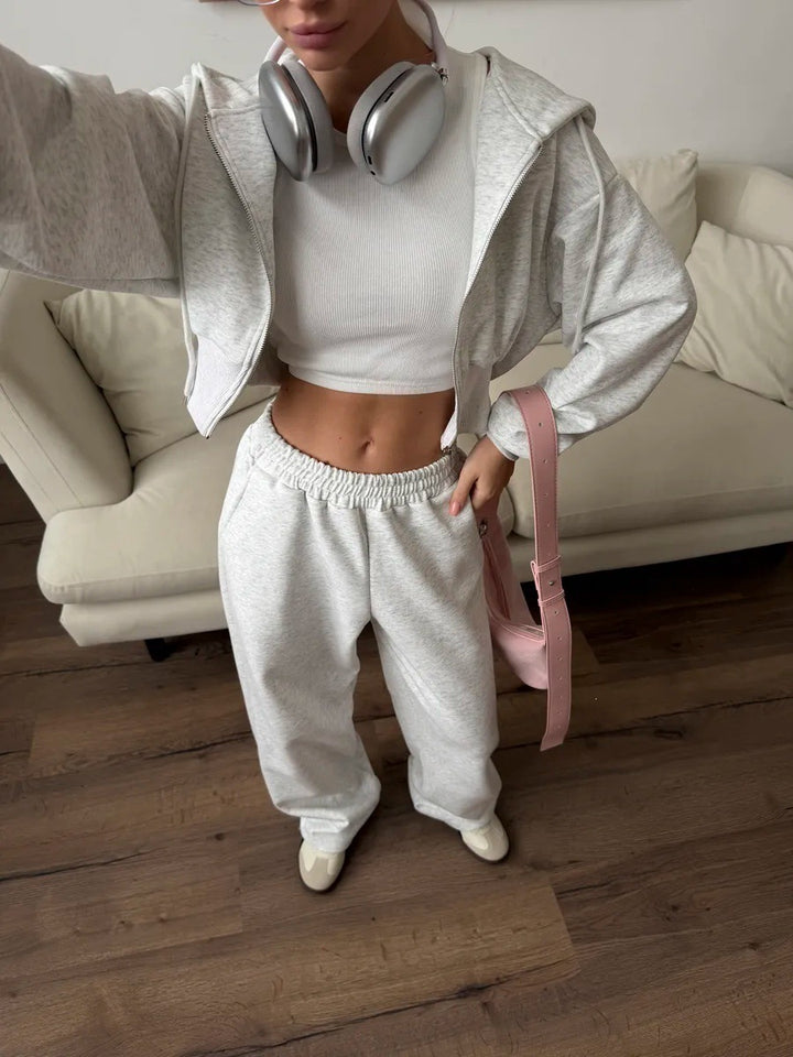 Kvinnors trendiga korta sweat-outfit med huva och sidodjup Mirla-Eva Jonsson