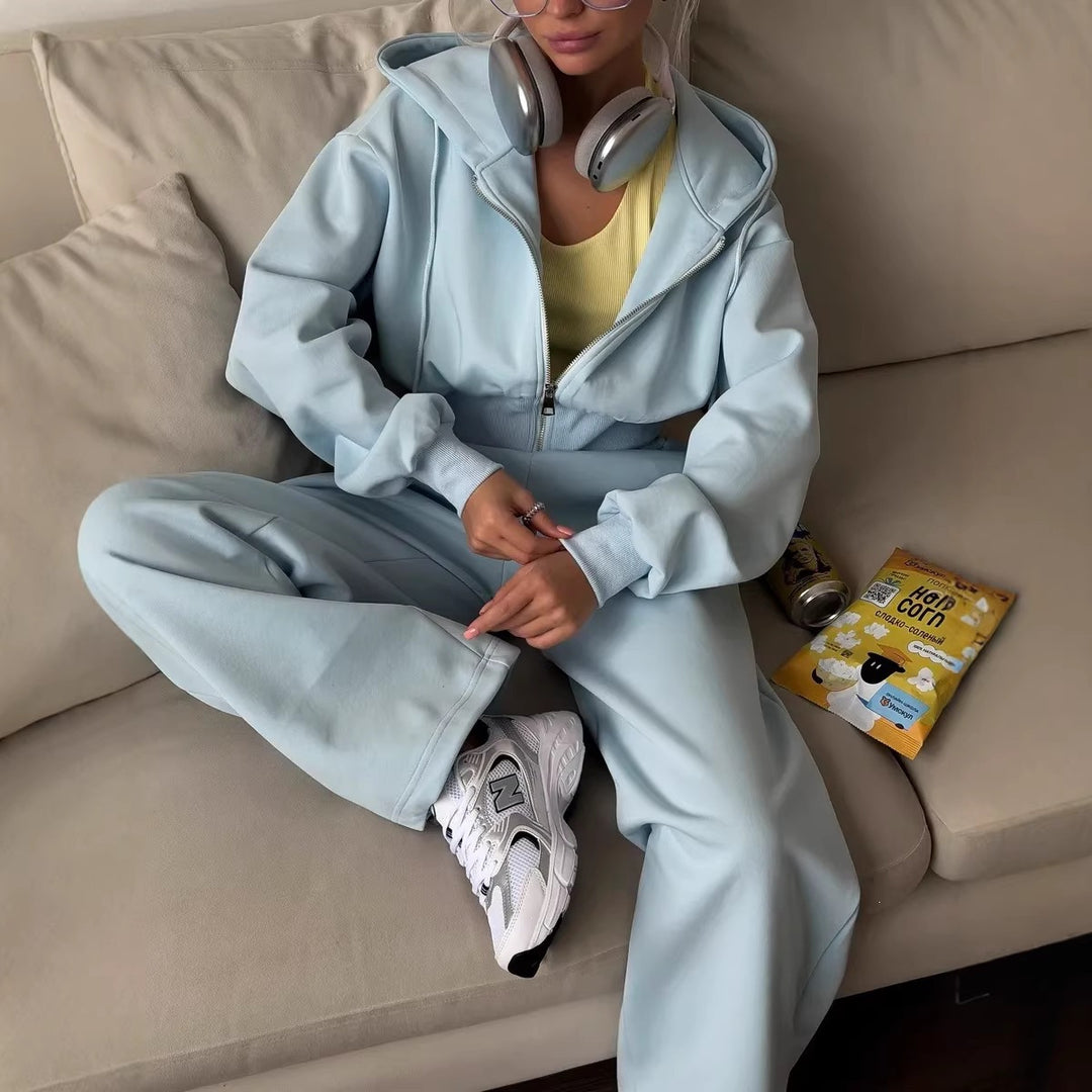Kvinnors trendiga korta sweat-outfit med huva och sidodjup Mirla-Eva Jonsson