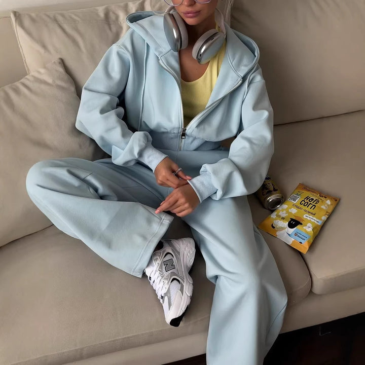 Kvinnors trendiga korta sweat-outfit med huva och sidodjup Mirla-Eva Jonsson