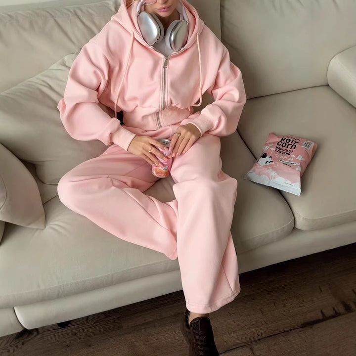Kvinnors trendiga korta sweat-outfit med huva och sidodjup Mirla-Eva Jonsson