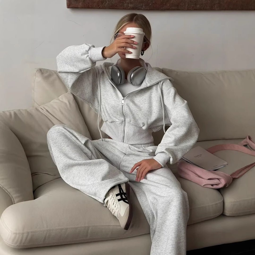 Kvinnors trendiga korta sweat-outfit med huva och sidodjup Mirla-Eva Jonsson