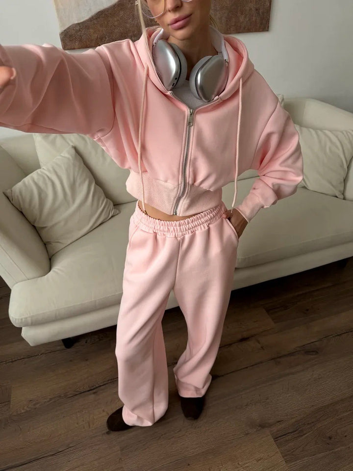 Kvinnors trendiga korta sweat-outfit med huva och sidodjup Mirla-Eva Jonsson