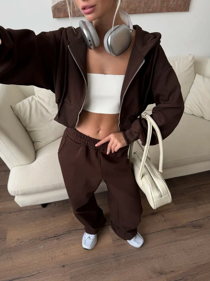 Kvinnors trendiga korta sweat-outfit med huva och sidodjup Mirla-Eva Jonsson