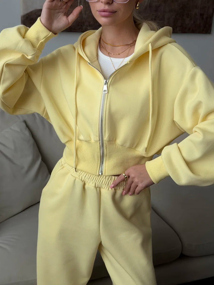 Kvinnors trendiga korta sweat-outfit med huva och sidodjup Mirla-Eva Jonsson