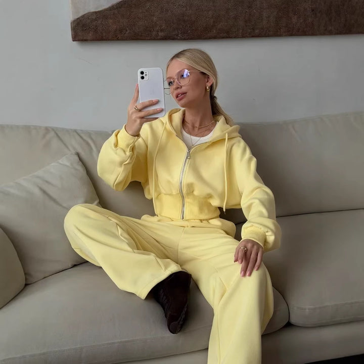 Kvinnors trendiga korta sweat-outfit med huva och sidodjup Mirla-Eva Jonsson
