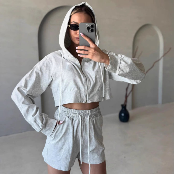 Kvinnors trendiga kortärmad hoodies och shorts set Mirla-Eva Jonsson